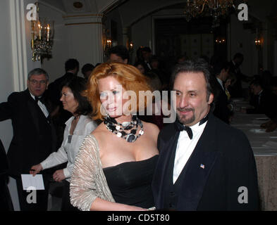 22. April 2003 - New York, New York, US - K30173RM. DIE 2003 STIFT LITERARISCHE GALA UND DIE PRÄSENTATION DER 2003 PEN/BARBARA GOLDSMITH FREIHEIT AWARDS, KUBANISCHE JOURNALIST BERNARDO AREVALO PADRON UND TUNESISCHEN E-ZINE SCHRIFTSTELLER ZOUHAIR YAHYAOUI SCHREIBEN. IM PIERRE HOTEL IN New York City 04 Stockfoto