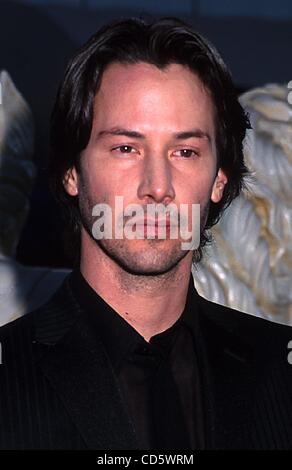 14. Mai 2003 - Hollywood, Kalifornien, US - I7625PR. MATRIX RELOADED PREMIERE IM VILLAGE THEATRE, CA.05/07/2003.   / / 2003.KEANU REEVES (Kredit-Bild: © Phil Roach/Globe Photos/ZUMAPRESS.com) Stockfoto