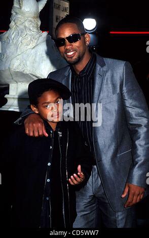 14. Mai 2003 - Hollywood, Kalifornien, US - I7625PR. MATRIX RELOADED PREMIERE IM VILLAGE THEATRE, CA.05/07/2003.   / / 2003.WILL SMITH (Kredit-Bild: © Phil Roach/Globe Photos/ZUMAPRESS.com) Stockfoto