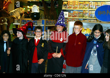 21. Juni 2003 - New York, New York, USA - K31335RM SD0620. HARRY POTTER BUCH RELEASE. TOYS-R-US, TIMES SQUARE, New York City...   / 2003 (Kredit-Bild: © Rick Mackler/Globe Photos/ZUMAPRESS.com) Stockfoto