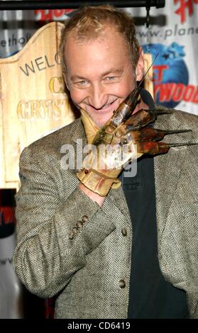 20. August 2003 - New York, New York, US - K32346RM.  SD08/20/2003..FREDDY KRUEGER (ROBERT ENGLUND) DRINGT IN PLANET HOLLYWOOD MIT SEINEM BERÜCHTIGTEN HANDSCHUH ZUSAMMENGEFÜHRT WERDEN UND FÖRDERUNG VON NEW LINE CINEMA '' FREDDY VS. JASON'' PLANET HOLLYWOOD, NEW YORK. (Kredit-Bild: © Rick Mackler/Globe Photos/ZUMAPRESS.com) Stockfoto