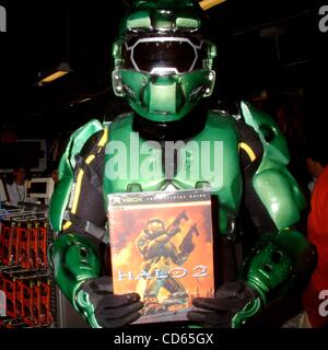 7. September 2003 - New York, New York, US - K39942ML. DIE VERÖFFENTLICHUNG DES VIDEOSPIELS.'' HALO 2'' BEI TOY'S R UNS. TIMES SQUARE, NEW YORK New York. .11/08/2004.   / 2004. (Kredit-Bild: © Mitchell Levy/Globe Photos/ZUMAPRESS.com) Stockfoto