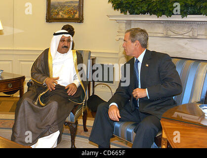 10. September 2003 - Washington, District Of Columbia, USA - I7954CB. PRÄSIDENT GEORGE W. BUSH EMPFÄNGT PREMIERMINISTER SCHEICH SABAH AL AHMED AL JABER AL SABAH VON KUWAIT AN DIE OVALE OFFIFE, DIE LAUFENDEN BEMÜHUNGEN ZUR HERBEIFÜHRUNG DES FRIEDENS IN DER MITTE OST IN DAS WEIßE HAUS, WASHINGTON DC.09/10/2003 ZU DISKUTIEREN.  /  / Stockfoto