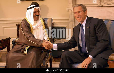 10. September 2003 - Washington, District Of Columbia, USA - I7954CB. PRÄSIDENT GEORGE W. BUSH EMPFÄNGT PREMIERMINISTER SCHEICH SABAH AL AHMED AL JABER AL SABAH VON KUWAIT AN DIE OVALE OFFIFE, DIE LAUFENDEN BEMÜHUNGEN ZUR HERBEIFÜHRUNG DES FRIEDENS IN DER MITTE OST IN DAS WEIßE HAUS, WASHINGTON DC.09/10/2003 ZU DISKUTIEREN.  /  / Stockfoto