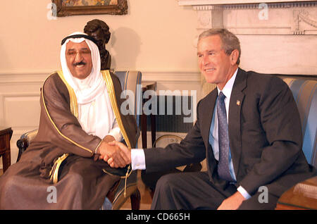 10. September 2003 - Washington, District Of Columbia, USA - I7954CB. PRÄSIDENT GEORGE W. BUSH EMPFÄNGT PREMIERMINISTER SCHEICH SABAH AL AHMED AL JABER AL SABAH VON KUWAIT AN DIE OVALE OFFIFE, DIE LAUFENDEN BEMÜHUNGEN ZUR HERBEIFÜHRUNG DES FRIEDENS IN DER MITTE OST IN DAS WEIßE HAUS, WASHINGTON DC.09/10/2003 ZU DISKUTIEREN.  /  / Stockfoto