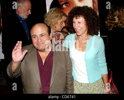 16. September 2003 - New York, New York, US - K32892RM. SPEZIELLES SCREENING DES FILMS. " ALLES ANDERE ''... PARIS-Theater, NEW YORK New York...   / 2003.09/16/2003.DANNY DEVITO und RHEA PERLMAN (Kredit-Bild: © Rick Mackler/Globe Photos/ZUMAPRESS.com) Stockfoto