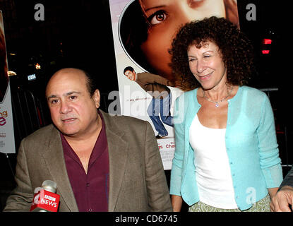 16. September 2003 - New York, New York, US - K32892RM. SPEZIELLES SCREENING DES FILMS. " ALLES ANDERE ''... PARIS-Theater, NEW YORK New York...   / 2003.09/16/2003.DANNY DEVITO und RHEA PERLMAN (Kredit-Bild: © Rick Mackler/Globe Photos/ZUMAPRESS.com) Stockfoto