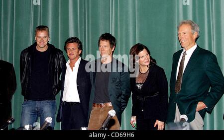 1. Oktober 2003 - New York, New York, US - K33110RM. PRESSEKONFERENZ FÜR DEN FILM. " MYSTIC RIVER''... DIE WERDEN ALS ERÖFFNUNGSFILM AUF DEM NEW YORK FILMFESTIVAL .41ST... WALTER READE Theater, NEW YORK New York...   / 2003.TIM ROBBINS, SEAN PENN, KEVIN BACON. MARCIA GAY HARDEN. UND CLINT EASTWOOD (Cr Stockfoto