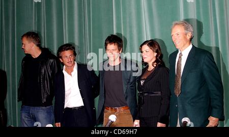 1. Oktober 2003 - New York, New York, US - K33110RM. PRESSEKONFERENZ FÜR DEN FILM. " MYSTIC RIVER''... DIE WERDEN ALS ERÖFFNUNGSFILM AUF DEM NEW YORK FILMFESTIVAL .41ST... WALTER READE Theater, NEW YORK New York...   / 2003.TIM ROBBINS, SEAN PENN, KEVIN BACON. MARCIA GAY HARDEN. UND CLINT EASTWOOD (Cr Stockfoto