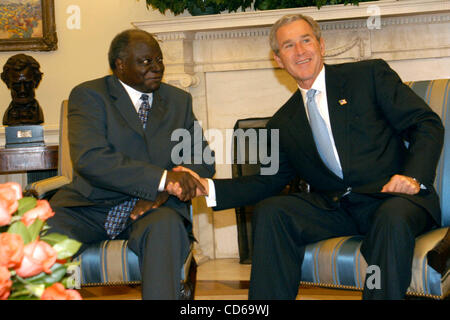 5. Oktober 2003 - Washington, District Of Columbia, USA - I8041CB. Treffen AT besuchten das Weiße Haus für offizielle District Of Columbia, WASHINGTON DC.10/05/2003, w. und MWAI KIBAKI (KENIAS Präsident).  / / 2003.GEORGE W BUSH und MWAI KIBAKI (Kredit-Bild: © Christy Bowe/Globe Fotos/ZUMAPRESS Stockfoto