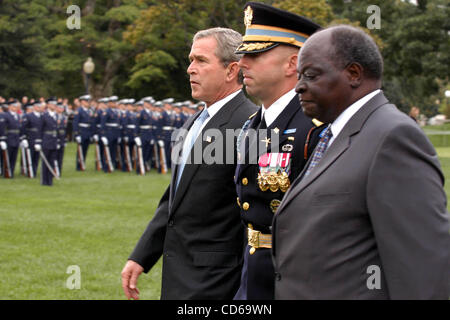 5. Oktober 2003 - Washington, District Of Columbia, USA - I8041CB. Treffen AT besuchten das Weiße Haus für offizielle District Of Columbia, WASHINGTON DC.10/05/2003, w. und MWAI KIBAKI (KENIAS Präsident).  / / 2003.GEORGE W BUSH und MWAI KIBAKI (Kredit-Bild: © Christy Bowe/Globe Fotos/ZUMAPRESS Stockfoto