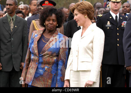 5. Oktober 2003 - Washington, District Of Columbia, USA - I8041CB. Treffen AT besuchten das Weiße Haus für offizielle District Of Columbia, WASHINGTON DC.10/05/2003, w. und MWAI KIBAKI (KENIAS Präsident).  / / 2003.LAURA BUSH und Frau MWAI KIBAKI(Credit Image: © Christy Bowe/Globe Photos/ZUMAPRESS Stockfoto