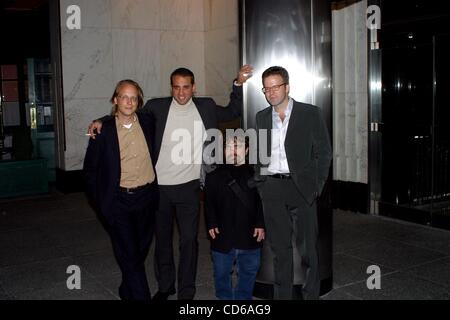 13. Oktober 2003 - New York, New York, US - K33438RM. SCREENING DES FILMS "STATION AGENT" AN. MGM VORFÜHRRAUM auf 55TH ST, NEW YORK New York...   / 2003.10/13/2003.BOBBY CANNAVALE PETER DINKLAGE. UND TOM MCCARTHY(Credit Image: © Rick Mackler/Globe Photos/ZUMAPRESS.com) Stockfoto