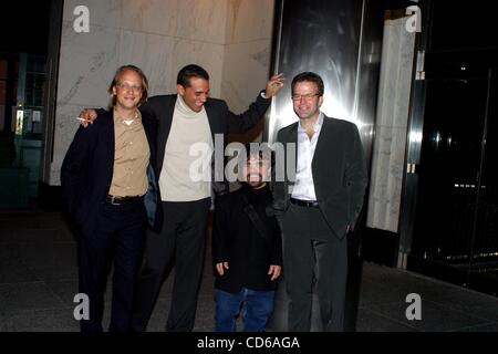 13. Oktober 2003 - New York, New York, US - K33438RM. SCREENING DES FILMS "STATION AGENT" AN. MGM VORFÜHRRAUM auf 55TH ST, NEW YORK New York...   / 2003.10/13/2003.BOBBY CANNAVALE PETER DINKLAGE. UND TOM MCCARTHY(Credit Image: © Rick Mackler/Globe Photos/ZUMAPRESS.com) Stockfoto