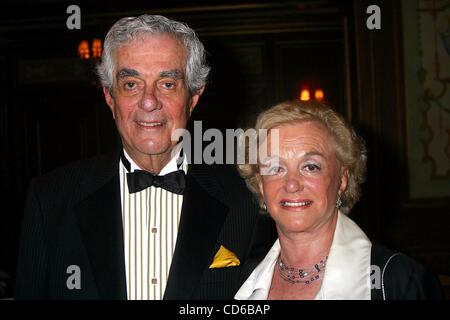 22. Mai 2003 - New York, New York, USA - K30824JBU SD0522. MORBUS PARKINSON-STIFTUNG. GALA IM HOTEL PIERRE. NewYork City...   / 2003.RON und ISABELLE KONICKY(Credit Image: © Judie Burstein/Globe Photos/ZUMAPRESS.com) Stockfoto