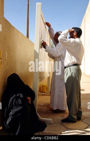 24. Mai 2003 - Al-Musayab, Irak - Männer überprüfen die Liste der identifizierten Überreste aus einem Massengrab in der Nähe von Al-Musayab, Irak. (Kredit-Bild: © David I. Gross/ZUMAPRESS.com) Stockfoto