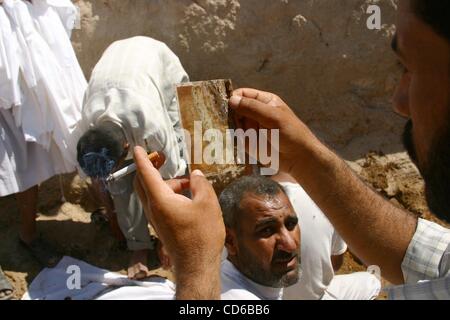 24. Mai 2003 für die Identifizierung in einem Massengrab in der Nähe von Al-Musayab, Irak bleibt - Al-Musayab, Irak - eingerichtet.  (Kredit-Bild: © David I. Gross/ZUMAPRESS.com) Stockfoto