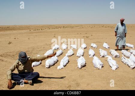 24. Mai 2003 - Al-Musayab, Irak - ein Array von Leichentuch gewickelt bleibt liegen in der Wüste in einem Massengrab in der Nähe von Al-Musayab, Irak. (Kredit-Bild: © David I. Gross/ZUMAPRESS.com) Stockfoto