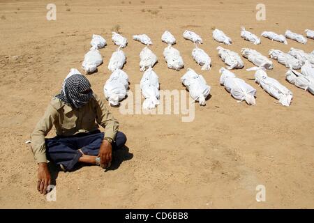 24. Mai 2003 - Al-Musayab, Irak - ein Array von Leichentuch gewickelt bleibt liegen in der Wüste in einem Massengrab in der Nähe von Al-Musayab, Irak. (Kredit-Bild: © David I. Gross/ZUMAPRESS.com) Stockfoto