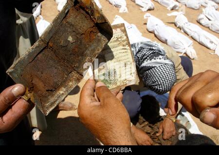 24. Mai 2003 für die Identifizierung in einem Massengrab in der Nähe von Al-Musayab, Irak bleibt - Al-Musayab, Irak - eingerichtet. (Kredit-Bild: © David I. Gross/ZUMAPRESS.com) Stockfoto