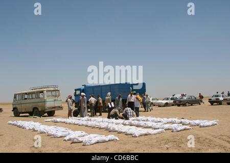 24. Mai 2003 - Al-Musayab, Irak - ein Array von Leichentuch gewickelt bleibt liegen in der Wüste in einem Massengrab in der Nähe von Al-Musayab, Irak. (Kredit-Bild: © David I. Gross/ZUMAPRESS.com) Stockfoto