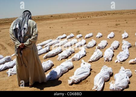 24. Mai 2003 - Al-Musayab, Irak - ein Array von Leichentuch gewickelt bleibt liegen in der Wüste in einem Massengrab in der Nähe von Al-Musayab, Irak. (Kredit-Bild: © David I. Gross/ZUMAPRESS.com) Stockfoto