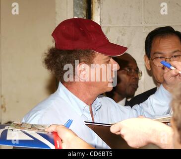 12. August 2003 - New York, New York, US - K32253RM.   SD08/12/2003..CELEBRITIES ANKOMMENDE UND ABFLIEGENDE VON LIVE WITH REGIS AND KELLY, NYC... ART GARFUNKEL. (Kredit-Bild: © Rick Mackler/Globe Photos/ZUMAPRESS.com) Stockfoto