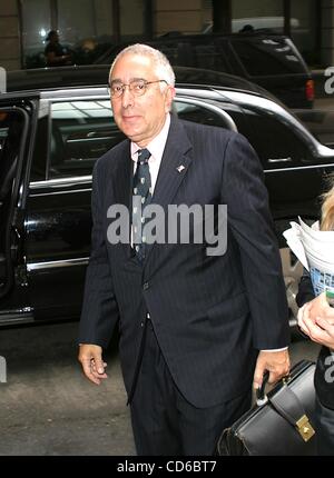 12. August 2003 - New York, New York, US - K32253RM.   SD08/12/2003..CELEBRITIES ANKOMMENDE UND ABFLIEGENDE VON LIVE WITH REGIS AND KELLY, NYC... BEN STEIN. (Kredit-Bild: © Rick Mackler/Globe Photos/ZUMAPRESS.com) Stockfoto