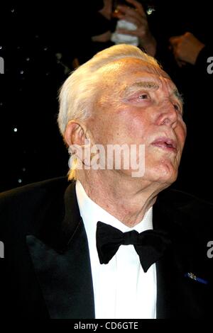 24. November 2003 - New York, New York, US - K34295JBU. DIE AMERIKANISCHEN LEGACY FOUNDATION EHREN... CIPRIANI, TIMES SQUARE, NewYork City... 24.11.2003.   / 2003... KIRK DOUGLAS (Kredit-Bild: © Judie Burstein/Globe Photos/ZUMAPRESS.com) Stockfoto