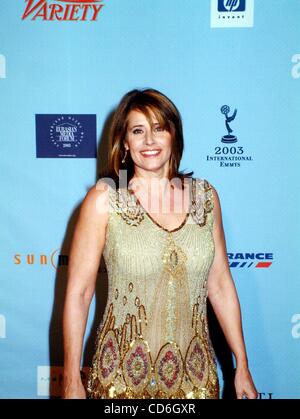 24. November 2003 - New York, New York, US - K34301ML. DER INTERNATIONALEN AKADEMIE FÜR FERNSEHEN. KUNST UND WISSENSCHAFT... 31. INTERNATIONALEN EMMY AWARDS GALA... HILTON HOTEL IN NEW YORK... 24.11.2003.   / 2003.LORRAINE BRACCO (Kredit-Bild: © Mitchell Levy/Globe Photos/ZUMAPRESS.com) Stockfoto
