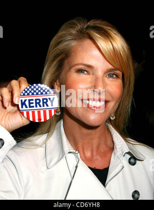 14. April 2004 - New York, New York, US - K36679ML. JOHN KERRY setzt neue Präsidenten FUNDRAISING Rekord IN NYC an der SHERATON NEW YORK, NEW YORK New York 14.04.2004.  / CHRISTIE BRINKLEY(Credit Image: © Mitchell Levy/Globe Photos/ZUMAPRESS.com) Stockfoto