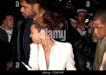 14. April 2004 - New York, New York, US - K36678RM. BEYONCE KNOWLES UND JAY Z.AT MADISON SQUARE GARDEN FÜR DIE. NEUE YOKR KNICKS BASKETBALL-SPIEL... 34th STREET, NEW YORK New York.04/14/2004.   / 2004. (Kredit-Bild: © Rick Mackler/Globe Photos/ZUMAPRESS.com) Stockfoto