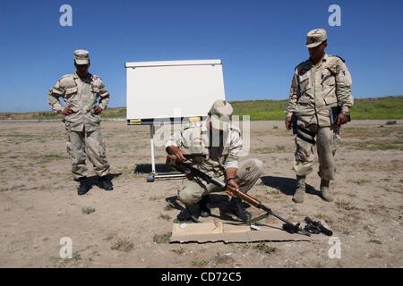 5. Mai 2004 - Training Peshhabur, Irak -, wie zu montieren und ein Scharfschützengewehr an der ICDC Basis in Peshhabur, in der Nähe von Zakho zu laden. Die irakischen Civil Defense Corps ist amerikanische ausgebildete Armee für die innere Sicherheit. (Kredit-Bild: © David I. Gross/zReportage/ZUMA) Stockfoto