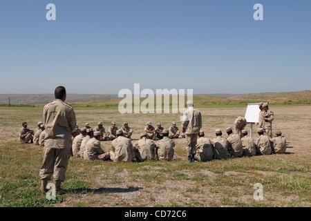 5. Mai 2004 - Training Peshhabur, Irak -, wie zu montieren und ein Scharfschützengewehr an der ICDC Basis in Peshhabur, in der Nähe von Zakho zu laden. Die irakischen Civil Defense Corps ist amerikanische ausgebildete Armee für die innere Sicherheit. (Kredit-Bild: © David I. Gross/zReportage/ZUMA) Stockfoto