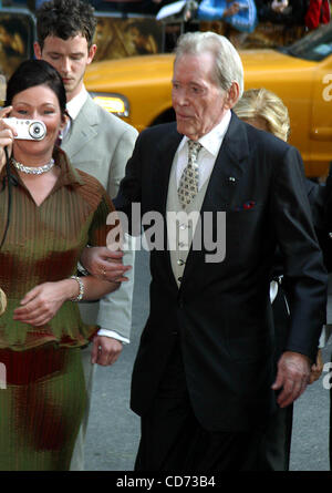 10. Mai 2004 - New York, New York, US - K37158RM. DIE US-PREMIERE von Troja an der ZIEGFELD THEATRE, NEW YORK New York 10.05.2004.  / PETER O'TOOLE(Credit Image: © Rick Mackler/Globe Photos/ZUMAPRESS.com) Stockfoto