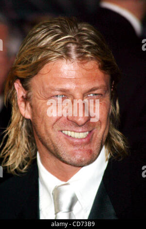 10. Mai 2004 - New York, New York, US - K37158RM. DIE US-PREMIERE von Troja an der ZIEGFELD THEATRE, NEW YORK New York 10.05.2004.  / SEAN BEAN(Credit Image: © Rick Mackler/Globe Photos/ZUMAPRESS.com) Stockfoto