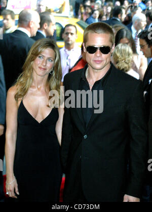 11. Mai 2004 - New York, New York, US - K37158RM. DIE US-PREMIERE von Troja an der ZIEGFELD THEATRE, NEW YORK New York 10.05.2004.  / BRAD PITT JENNIFER ANISTON (Kredit-Bild: © Rick Mackler/Globe Photos/ZUMAPRESS.com) Stockfoto