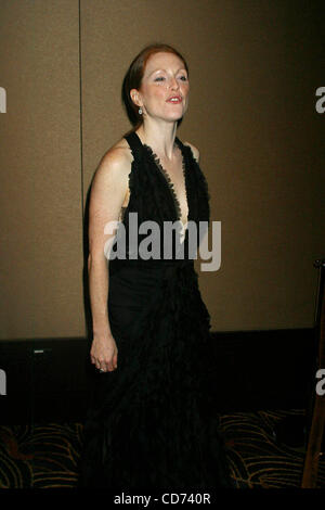 13. Mai 2004 - New York, New York, US - K37276RM. JÄHRLICHE GILDA CLUB WELTWEIT GALA IM MANDARIN ORIENTAL NEW YORK, HOTEL 13.05.2004.  / JULIANNE MOORE (Kredit-Bild: © Rick Mackler/Globe Photos/ZUMAPRESS.com) Stockfoto