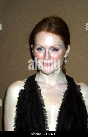 13. Mai 2004 - New York, New York, US - K37276RM. JÄHRLICHE GILDA CLUB WELTWEIT GALA IM MANDARIN ORIENTAL NEW YORK, HOTEL 13.05.2004.  / JULIANNE MOORE (Kredit-Bild: © Rick Mackler/Globe Photos/ZUMAPRESS.com) Stockfoto