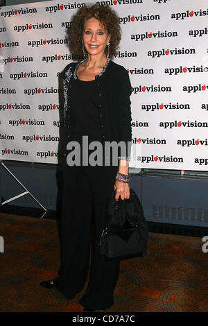 14. Juli 2004 - New York, New York, US - K38339ML. APPLEVISION COCKTAIL-Empfang an der RAINBOW ROOM, NEW YORK New York.07/14/2004. MITCHELL ELVY / 2004..MARISA BERENSON (Kredit-Bild: © Mitchell Levy/Globe Photos/ZUMAPRESS.com) Stockfoto