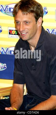 15. Juli 2004 - New York, New York, US - K38354RM. TONY HAWK und HILARY DUFF von HASBRO '' VIDEONOW Farbe '' bei TOYS R vorzustellen, TIMES SQUARE, New York City... 15.07.2004.   / RANGEFINGERS / 2004 (Kredit-Bild: © Rick Mackler/Globe Photos/ZUMAPRESS.com) Stockfoto