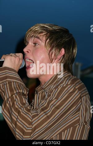 17. September 2004 - New York, New York, US - K39539ML. JESSE MCCARTNEY CD-RFELEASE-PARTY der schönen Seele an der TIME SQUARE PLANET HOLLYWOOD, NEW YORK New York.09/17/2004.  / 2004.JESSE MCCARTNEY (Kredit-Bild: © Mitchell Levy/Globe Photos/ZUMAPRESS.com) Stockfoto