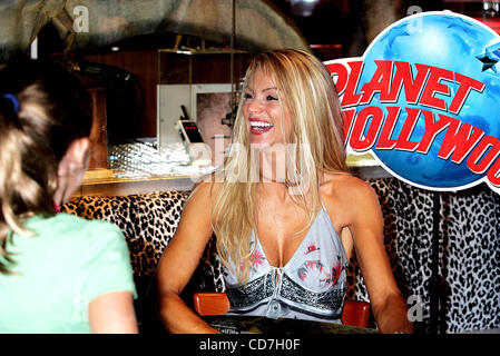 17. September 2004 - New York, New York, US - K39519RM. NIKKI ZIERING IM PLANET HOLLYWOOD, NATIONAL. GOLD DIGGERS.09/16/2004.   / 2004. (Kredit-Bild: © Rick Mackler/Globe Photos/ZUMAPRESS.com) Stockfoto