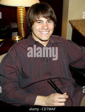 15. Oktober 2004 - New York, New York, USA - *** EXCLUSIVE ***. K36263JBU. JASON RITTER STAR der CBS Serie '' JOAN OF ARCADIA'' im HOTEL IN NEW YORK neue York.10/15/2004.  / 2004. (Kredit-Bild: © Judie Burstein/Globe Photos/ZUMAPRESS.com) Stockfoto