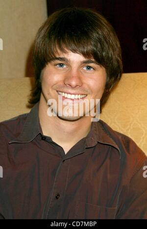 15. Oktober 2004 - New York, New York, USA - *** EXCLUSIVE ***. K36263JBU. JASON RITTER STAR der CBS Serie '' JOAN OF ARCADIA'' im HOTEL IN NEW YORK neue York.10/15/2004.  / 2004. (Kredit-Bild: © Judie Burstein/Globe Photos/ZUMAPRESS.com) Stockfoto