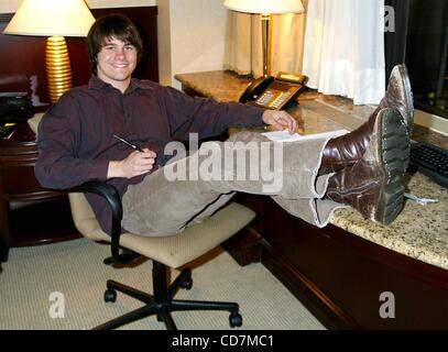 15. Oktober 2004 - New York, New York, USA - *** EXCLUSIVE ***. K36263JBU. JASON RITTER STAR der CBS Serie '' JOAN OF ARCADIA'' im HOTEL IN NEW YORK neue York.10/15/2004.  / 2004. (Kredit-Bild: © Judie Burstein/Globe Photos/ZUMAPRESS.com) Stockfoto