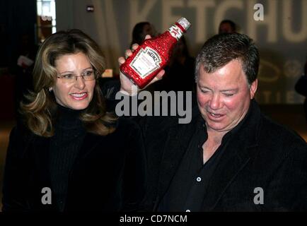 24. Oktober 2004 - New York, New York, US - K40061RM. WILLIAM SHATNER tritt HEINZ für CHARITY Auktion bei SOTHEBY'S, NEW YORK NewYork 22.10.2004.  / WILLIAM SHATNER WIFE ELIZABETH (Kredit-Bild: © Rick Mackler/Globe Photos/ZUMAPRESS.com) Stockfoto