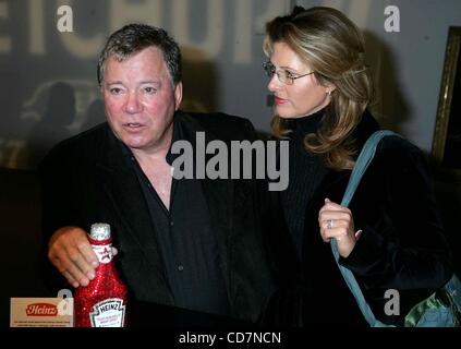 24. Oktober 2004 - New York, New York, US - K40061RM. WILLIAM SHATNER tritt HEINZ für CHARITY Auktion bei SOTHEBY'S, NEW YORK NewYork 22.10.2004.  / WILLIAM SHATNER WIFE ELIZABETH (Kredit-Bild: © Rick Mackler/Globe Photos/ZUMAPRESS.com) Stockfoto