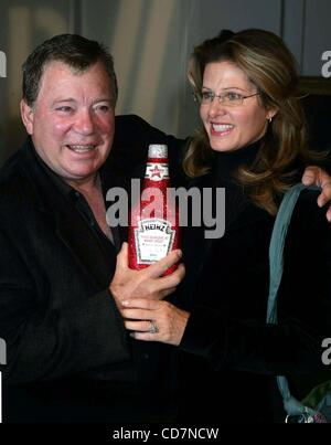 24. Oktober 2004 - New York, New York, US - K40061RM. WILLIAM SHATNER tritt HEINZ für CHARITY Auktion bei SOTHEBY'S, NEW YORK NewYork 22.10.2004.  / WILLIAM SHATNER WIFE ELIZABETH (Kredit-Bild: © Rick Mackler/Globe Photos/ZUMAPRESS.com) Stockfoto