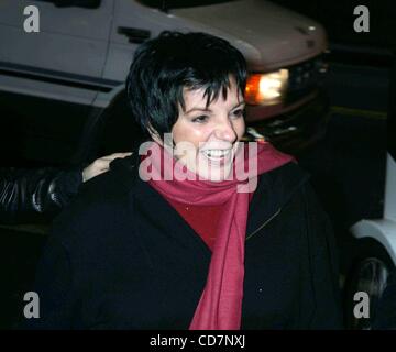 28. Oktober 2004 - New York, New York, US - K40178RM. LIZA MINNELLI unterwegs IN NEW YORK neue York.10/28/2004.  / 2004. (Kredit-Bild: © Rick Mackler/Globe Photos/ZUMAPRESS.com) Stockfoto